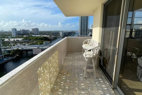 Condo in Hallandale Beach, Florida, 2 bedrooms  № 1291625 - photo 9