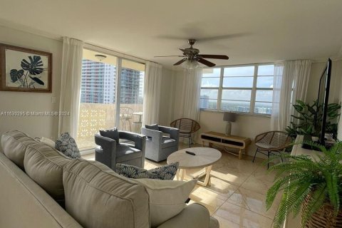 Copropriété à vendre à Hallandale Beach, Floride: 2 chambres, 126.35 m2 № 1291625 - photo 13