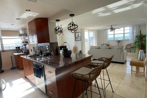 Condo in Hallandale Beach, Florida, 2 bedrooms  № 1291625 - photo 1