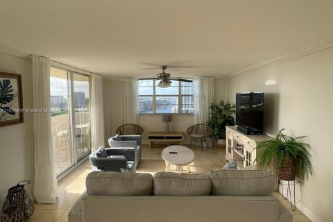 Condominio en venta en Hallandale Beach, Florida, 2 dormitorios, 126.35 m2 № 1291625 - foto 4