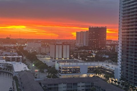 Condo in Hallandale Beach, Florida, 2 bedrooms  № 1291625 - photo 18