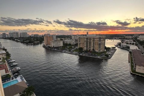 Condo in Hallandale Beach, Florida, 2 bedrooms  № 1291625 - photo 16