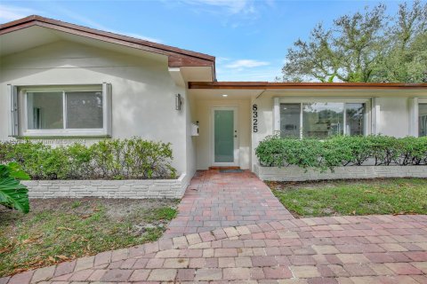 House in Palmetto Bay, Florida 4 bedrooms, 181.16 sq.m. № 1006709 - photo 3