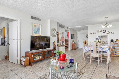 Copropriété à vendre à North Miami Beach, Floride: 2 chambres, 103.12 m2 № 1319055 - photo 14