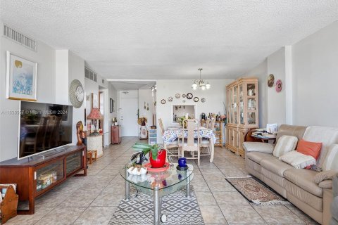 Copropriété à vendre à North Miami Beach, Floride: 2 chambres, 103.12 m2 № 1319055 - photo 15