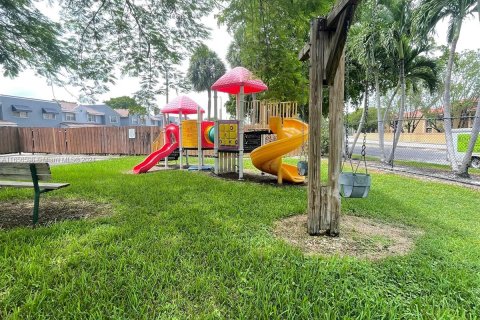 Adosado en venta en Hialeah, Florida, 2 dormitorios, 99.96 m2 № 1365494 - foto 14