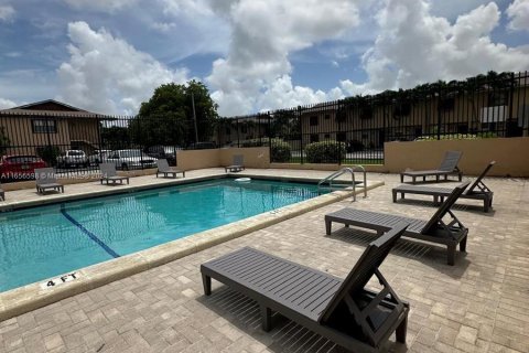 Touwnhouse à vendre à Hialeah, Floride: 2 chambres, 99.96 m2 № 1365494 - photo 8