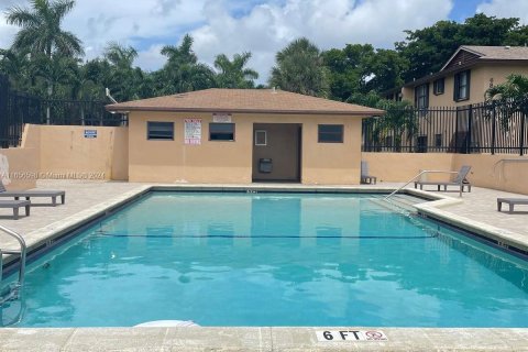 Adosado en venta en Hialeah, Florida, 2 dormitorios, 99.96 m2 № 1365494 - foto 7