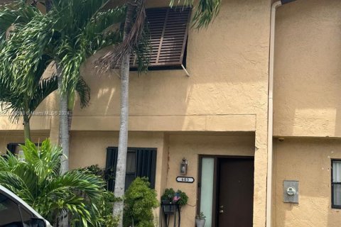 Adosado en venta en Hialeah, Florida, 2 dormitorios, 99.96 m2 № 1365494 - foto 1