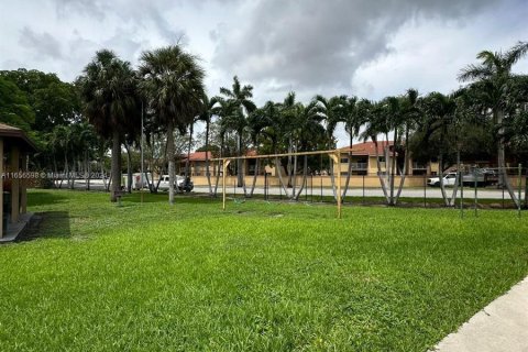 Adosado en venta en Hialeah, Florida, 2 dormitorios, 99.96 m2 № 1365494 - foto 11