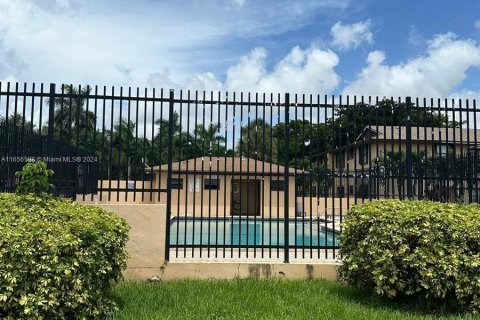 Touwnhouse à vendre à Hialeah, Floride: 2 chambres, 99.96 m2 № 1365494 - photo 10