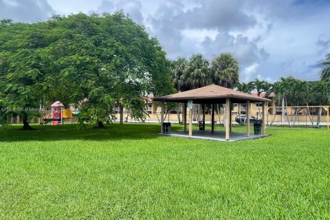 Adosado en venta en Hialeah, Florida, 2 dormitorios, 99.96 m2 № 1365494 - foto 12