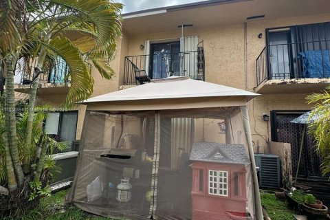 Touwnhouse à vendre à Hialeah, Floride: 2 chambres, 99.96 m2 № 1365494 - photo 4