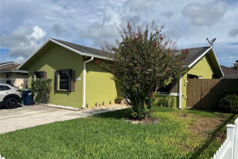 House in Miami, Florida 3 bedrooms, 139.54 sq.m. № 1365537 - photo 2