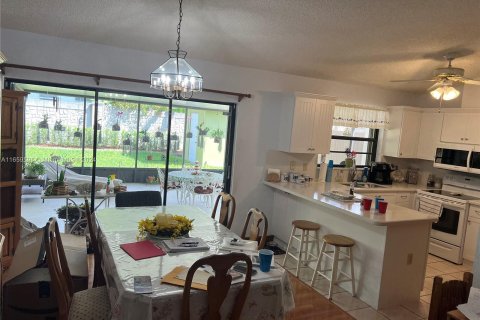 House in Miami, Florida 3 bedrooms, 139.54 sq.m. № 1365537 - photo 24