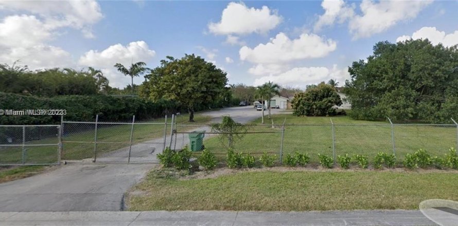 House in Miami, Florida 2 bedrooms, 106.28 sq.m. № 668084