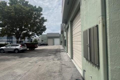 Propiedad comercial en venta en Miami, Florida № 1393537 - foto 1