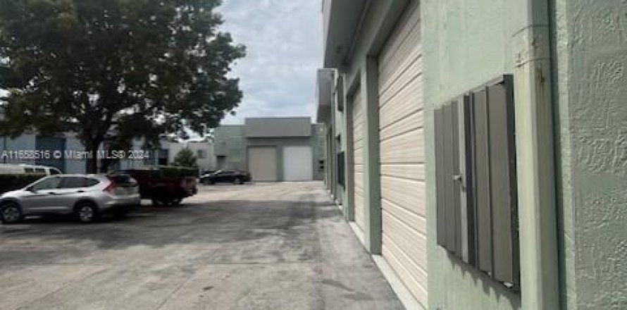 Commercial property in Miami, Florida № 1393537