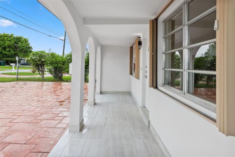 Casa en venta en Miami, Florida, 3 dormitorios, 92.9 m2 № 1393538 - foto 5