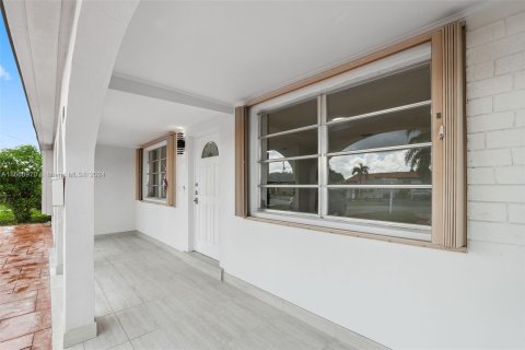 House in Miami, Florida 3 bedrooms, 92.9 sq.m. № 1393538 - photo 6