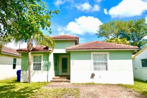 House in Hollywood, Florida 3 bedrooms, 161.56 sq.m. № 1096187 - photo 1