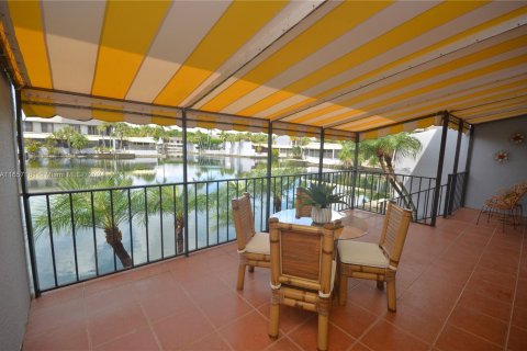 Touwnhouse à vendre à Miami Lakes, Floride: 4 chambres, 193.7 m2 № 1362784 - photo 12