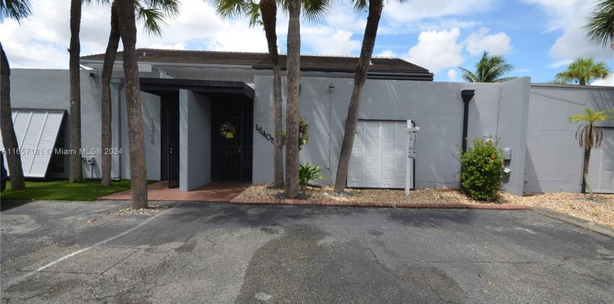 Townhouse in Miami Lakes, Florida 4 bedrooms, 193.7 sq.m. № 1362784