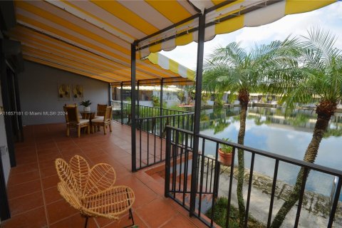 Adosado en venta en Miami Lakes, Florida, 4 dormitorios, 193.7 m2 № 1362784 - foto 13