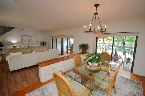 Adosado en venta en Miami Lakes, Florida, 4 dormitorios, 193.7 m2 № 1362784 - foto 9