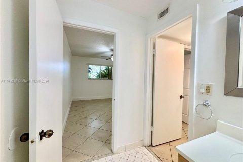 Condo in Oakland Park, Florida, 1 bedroom  № 1408305 - photo 20