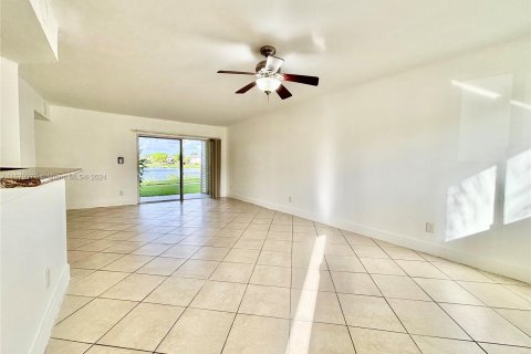 Condo in Oakland Park, Florida, 1 bedroom  № 1408305 - photo 8