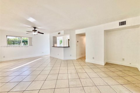 Condo in Oakland Park, Florida, 1 bedroom  № 1408305 - photo 1