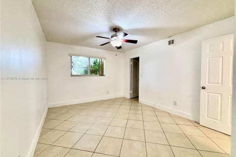 Condo in Oakland Park, Florida, 1 bedroom  № 1408305 - photo 18