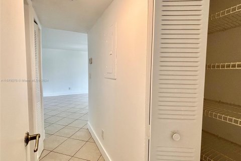 Condo in Oakland Park, Florida, 1 bedroom  № 1408305 - photo 15