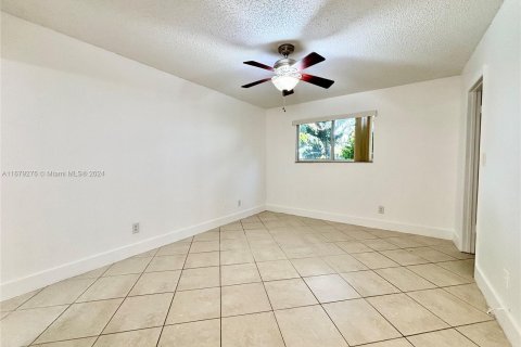 Condo in Oakland Park, Florida, 1 bedroom  № 1408305 - photo 16