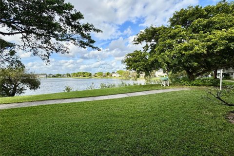 Condo in Oakland Park, Florida, 1 bedroom  № 1408305 - photo 11