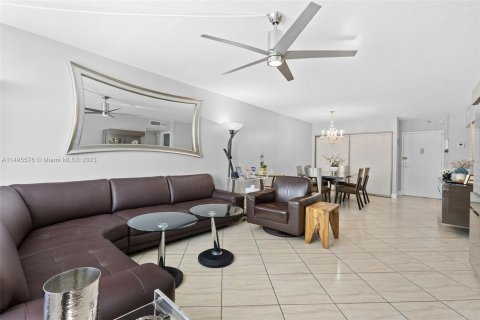Copropriété à vendre à Surfside, Floride: 1 chambre, 86.31 m2 № 882359 - photo 11