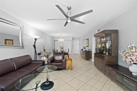 Copropriété à vendre à Surfside, Floride: 1 chambre, 86.31 m2 № 882359 - photo 12