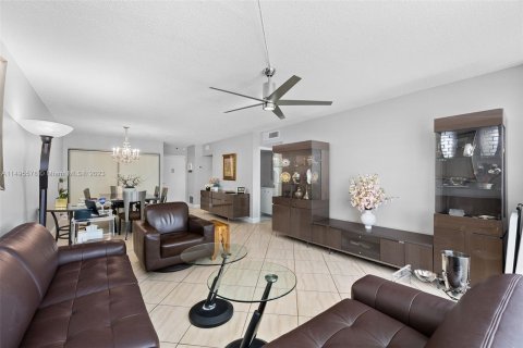 Condominio en venta en Surfside, Florida, 1 dormitorio, 86.31 m2 № 882359 - foto 13