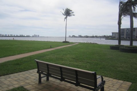 Condo in North Palm Beach, Florida, 2 bedrooms  № 1146987 - photo 2