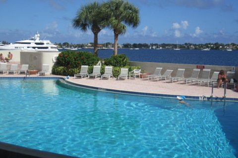 Copropriété à vendre à North Palm Beach, Floride: 2 chambres, 153.29 m2 № 1146987 - photo 1