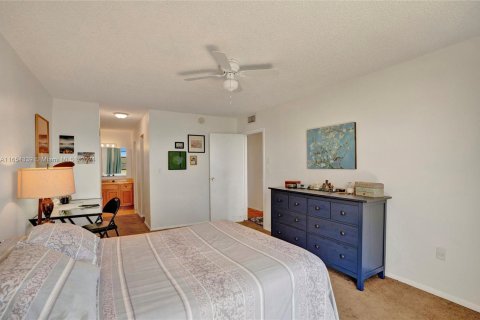 Condo in North Miami, Florida, 2 bedrooms  № 1364923 - photo 14