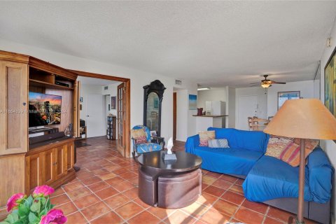 Condo in North Miami, Florida, 2 bedrooms  № 1364923 - photo 3