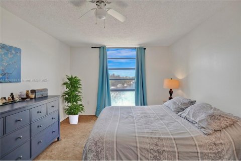 Condo in North Miami, Florida, 2 bedrooms  № 1364923 - photo 13