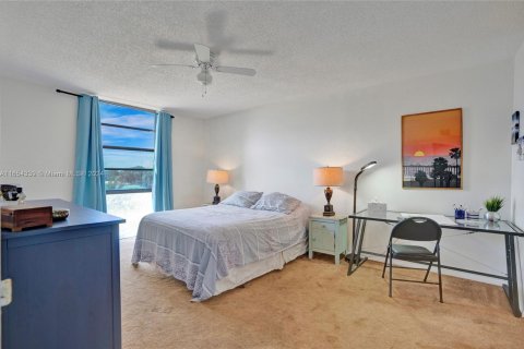 Condo in North Miami, Florida, 2 bedrooms  № 1364923 - photo 15