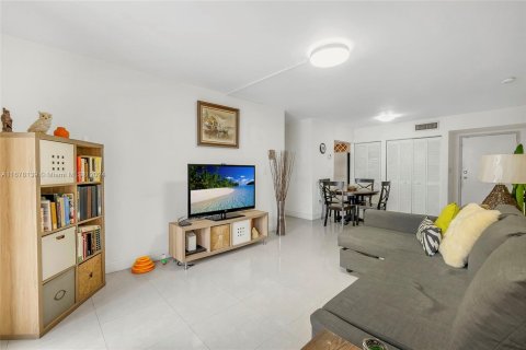 Condo in Miami, Florida, 2 bedrooms  № 1404280 - photo 9