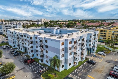 Condo in Miami, Florida, 2 bedrooms  № 1404280 - photo 2