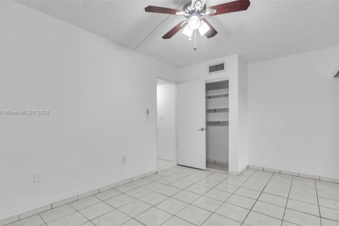 Condo in Miami, Florida, 2 bedrooms  № 1365762 - photo 16