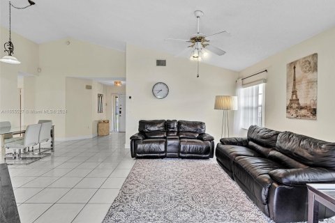 House in Sunrise, Florida 3 bedrooms, 128.39 sq.m. № 1365763 - photo 19