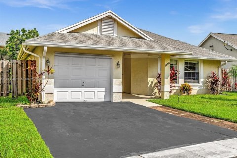 House in Sunrise, Florida 3 bedrooms, 128.39 sq.m. № 1365763 - photo 3